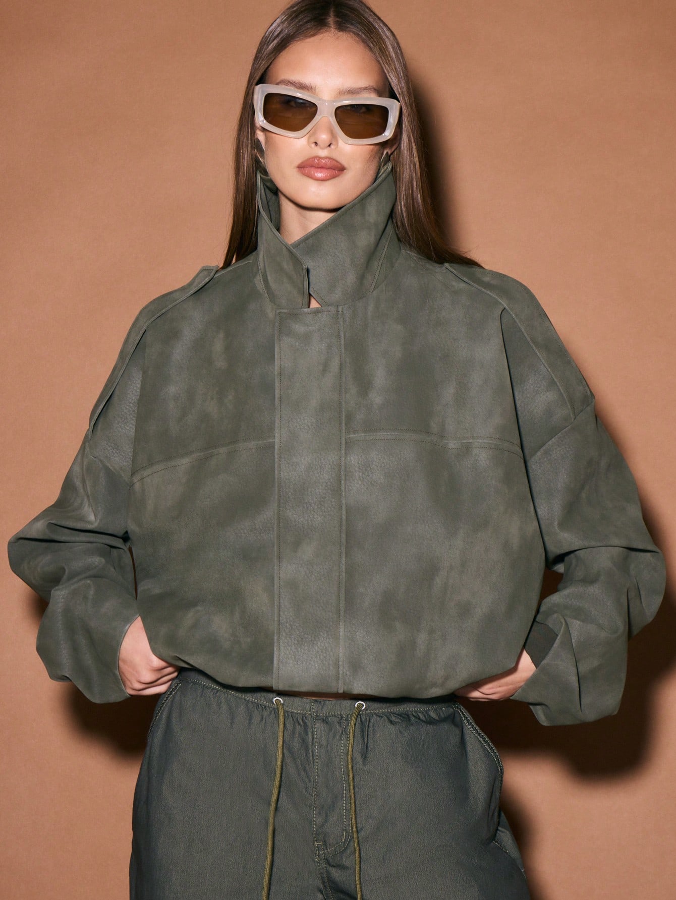 KIZN Casaco utilitário oversized de camurça cáqui com gola alta