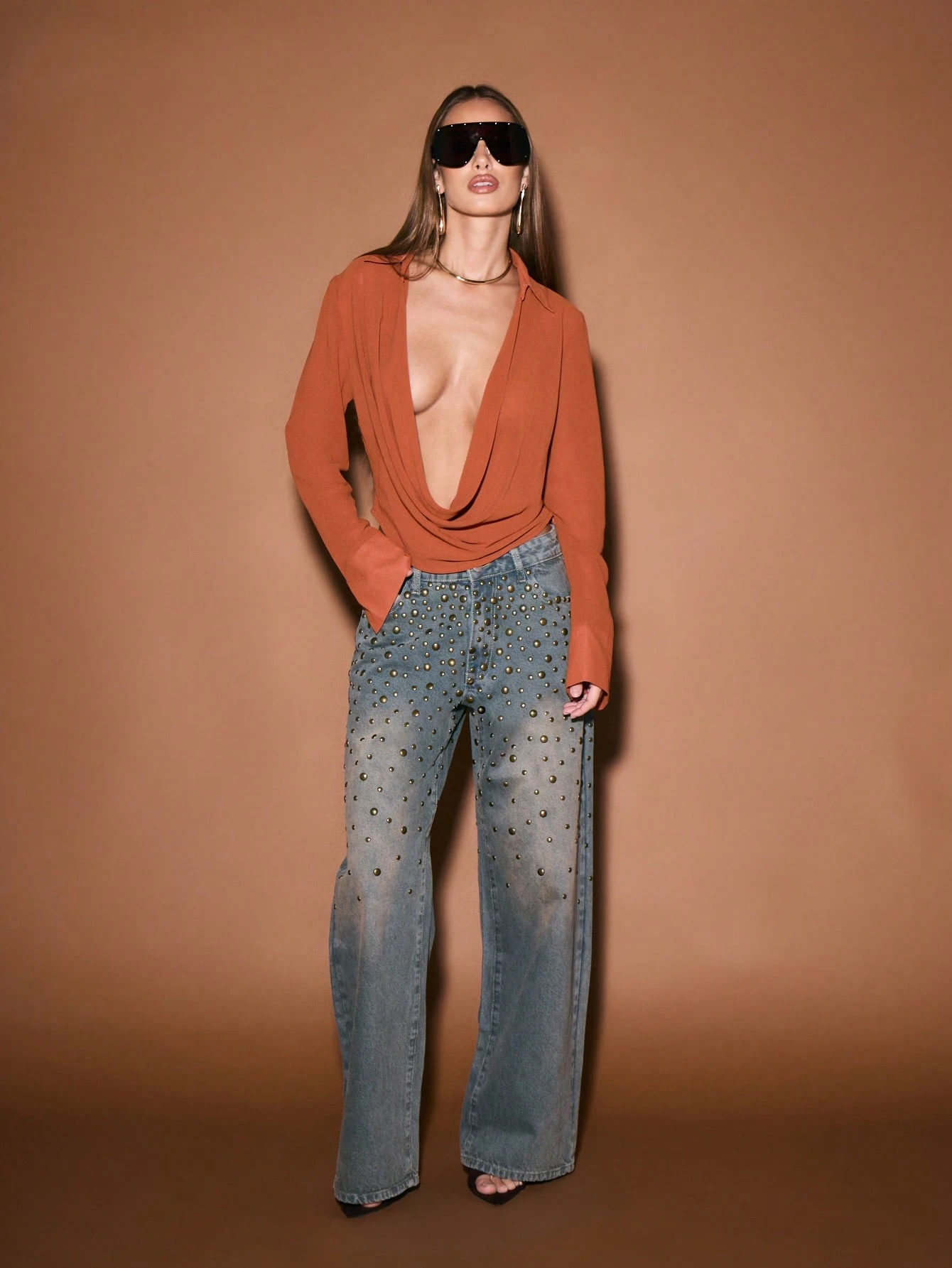 KIZN Calça Denim larga com tachas e ilhós de metal