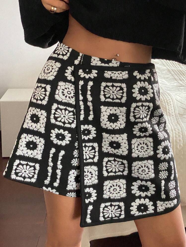 Vintage Black & White Contrast Jacquard Asymmetric Fitted Elegant Shorts For Women, Autumn/Winter