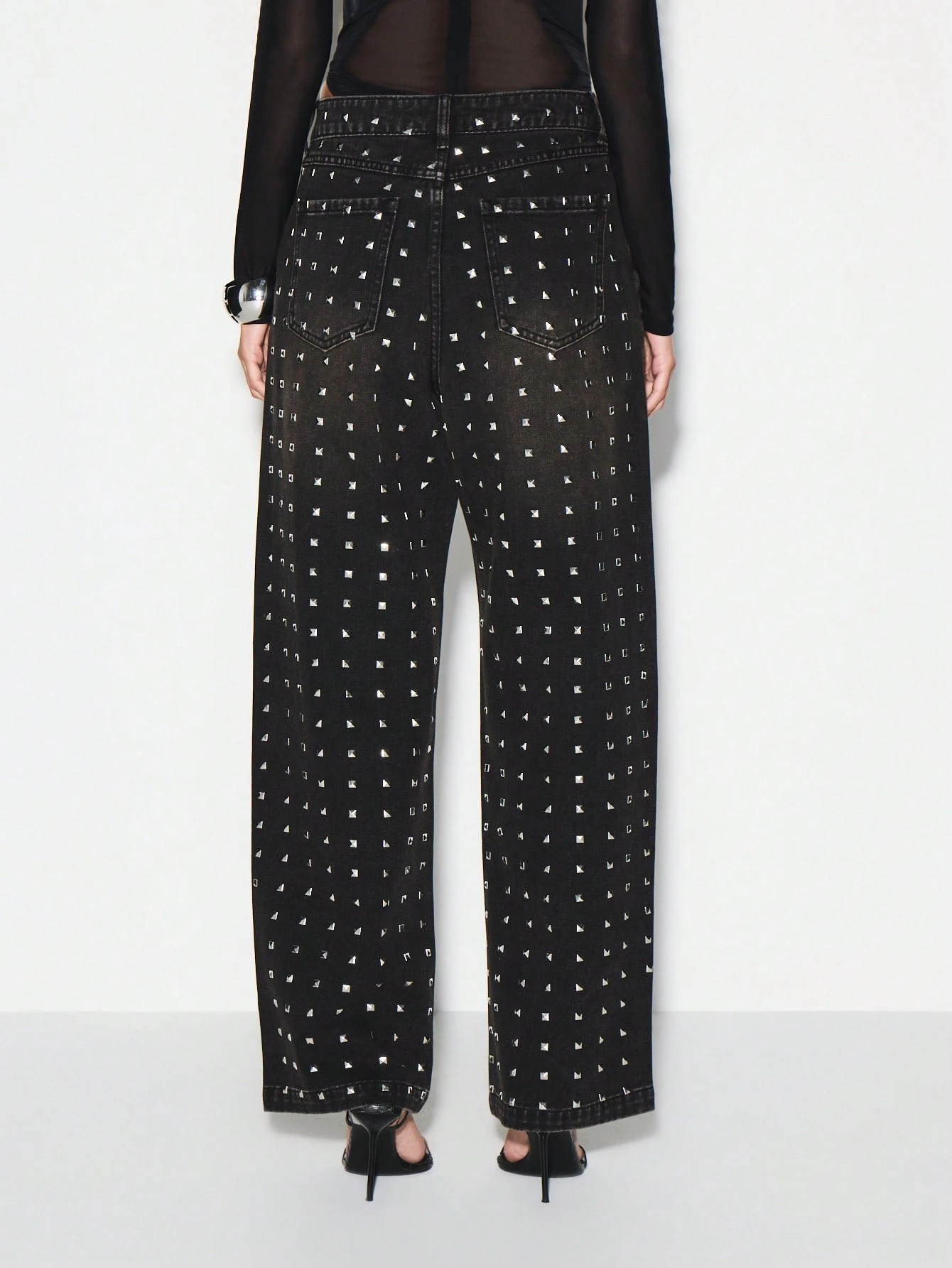 KIZN Calça Denim larga com tachas e detalhes em metal