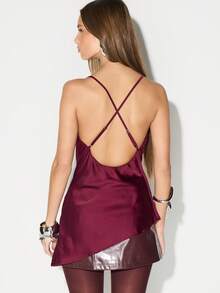 KIZN 勃艮第红色缎面围脖式衬衫，配有交叉后背带，适合秋季晚装上衣 - 紅色 - 查看 2