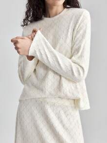 Ontre 2025秋冬派对、新年休闲简约白色纹理面料柔软宽松华夫格针织圆领长袖上衣和A字中长裙套装，商务休闲通勤，优雅简约 - 杏色 - 查看 2