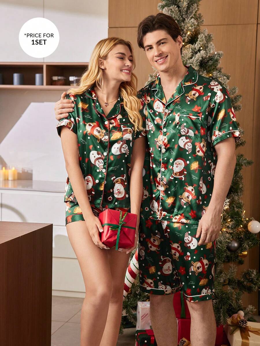 CoupledUp 2件套情侣圣诞老人印花缎面翻领睡衣套装，男士情侣配套缎面睡衣套装，短袖睡衣套装，圣诞节 - 彩色 - 查看 1