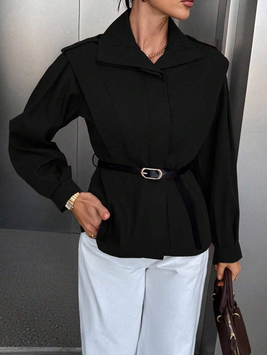 Siren Gaze Jaqueta feminina elegante e chique para o outono/inverno, com cinto incluso, estilo clássico, perfeita para sair, trabalhar ou fazer festas. Nova peça essencial da moda outono/inverno 2025, ideal para o Halloween, Natal e Dia Nacional da Arábia Saudita. Blusa preta discreta para o trabalho, blusa preta casual. - Preto - Ver 1