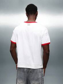 PLAYBOY X SUMWON 男式缩水版赛车俱乐部印花圆领短袖 T 恤，带红色撞色饰边 - 彩色 - 查看 2