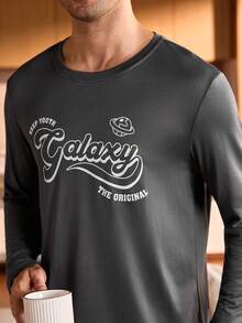 Manfinity Underwear&Sleepwear Basics Ensemble de pyjama homme confortable et décontracté avec Top à manches longues col rond imprimé lettres gris foncé et pantalon. Vêtements d'automne et d'hiver - Gris foncé - Voir 4