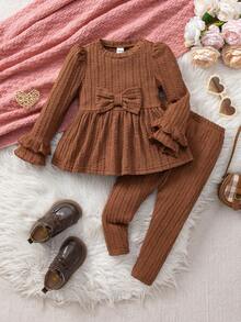 SHEIN Set de 2 piezas de top de manga larga y pantalones casuales de punto con decoración de lazo para bebé niña - Marrón - Ver 1