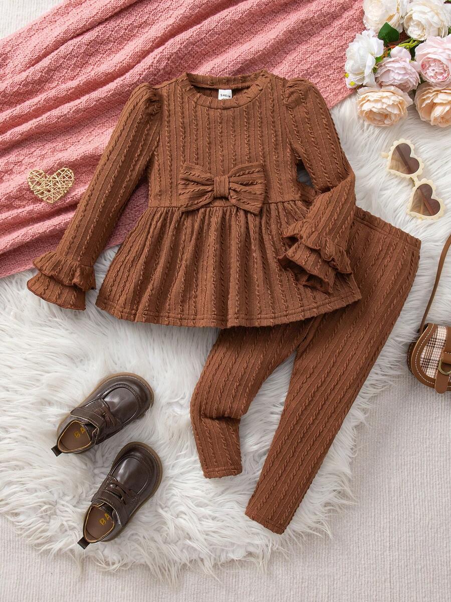 SHEIN Set de 2 piezas de top de manga larga y pantalones casuales de punto con decoración de lazo para bebé niña - Marrón - Ver 1