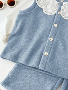 Genkimix Kids 3 件套 Genkimix 女童荷叶边领纯色上衣 + 碎花领装饰休闲纽扣背心 + 纯色直筒裤 - 藍色 - 查看 6