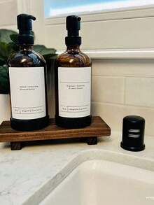 1个木质底座展示凳，适用于浴室厨房水槽，可作肥皂托盘、蜡烛托盘、植物托盘，是浴室和厨房完美的农舍风格装饰。