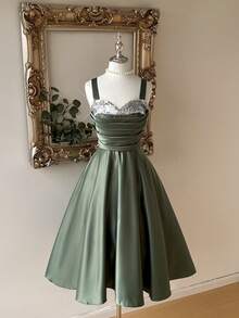 Lovelzi Elegant And Gorgeous Green Satin Fabric Dress For Women. Luxurious Spaghetti Strap Contrast Sequins Pleated Structure. Suspender Fluffy Mid-Dress With Large Hem. Back Strap With Bow. Suitable For Prom Party, Back-To-School Season, Halloween Formal Prom Dress., Semi Formal Dress, For Birthday, Wedding Guest, Graduation, Homecoming