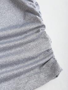 Sweetra طقم موضة صيفي للنساء يتكون من ملابس علوية كتف مطوية مزينة بزهور معدنية وتنورة متوسطة الطول مزينة بكشكشة الذيل - رمادي فاتح - مشاهدة 5