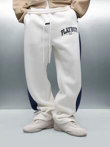 PLAYBOY X SUMWON Pantalones de chándal de pierna ancha y entrepierna caída con panel de rayas laterales y cintura con cordón para comodidad casual - Azul y blanco - Ver 4