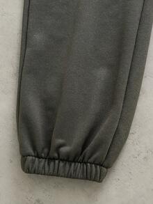 Bộ 2 món cho bé trai tuổi teen gồm áo hoodie in họa tiết và quần dài dệt kim màu xanh ô liu, chất liệu mềm mại và thoải mái, phù hợp cho mùa thu, hoạt động ngoài trời, thể thao, đi học, chụp ảnh, dã ngoại và nhiều dịp khác. Là trang phục không thể thiếu cho bé trai tuổi teen vào mùa thu, unisex. - xanh quân đội - Xem 5