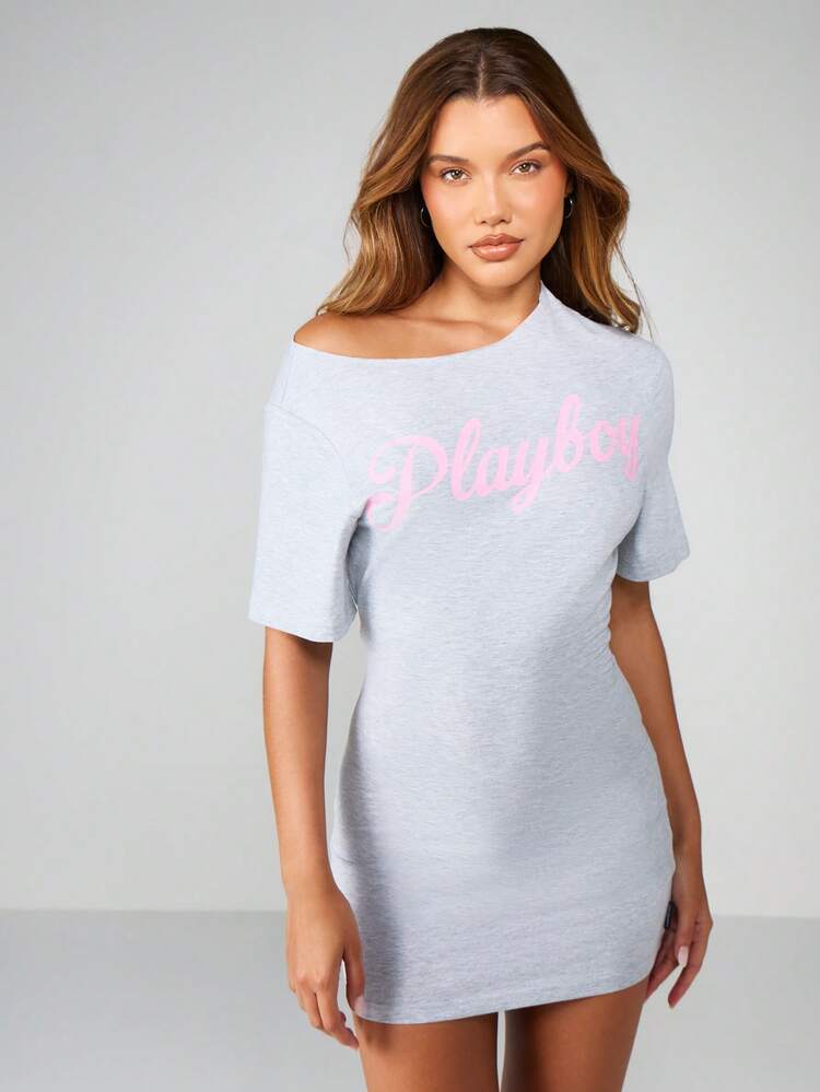 Missguided x Playboy Off-Shoulder Mini-Kleid mit Schrift-Muster und kurzen Ärmeln für sommerliche Lässig-Anlässe