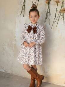 SHEIN Emery Rose Kids Đầm dài tay dáng rộng dễ thương cho bé gái, họa tiết hoa màu mơ, thắt nơ, thích hợp cho kỳ nghỉ hè; Đầm hoa mùa thu, đầm thu màu trắng ngà điểm xuyết đỏ cháy; Đầm xuân thu cho bé gái; Đầm hoa nhún bèo tay dài, chi tiết nơ to và xếp nếp cho bé gái; Đầm hoa tay dài, cổ bèo nhún, thắt nơ to cho bé gái; Đầm chữ A dễ thương, đầm nơ; Đầm in họa tiết hoa mùa thu cho bé gái. - Màu be - Xem 8