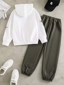 Bộ 2 món cho bé trai tuổi teen gồm áo hoodie in họa tiết và quần dài dệt kim màu xanh ô liu, chất liệu mềm mại và thoải mái, phù hợp cho mùa thu, hoạt động ngoài trời, thể thao, đi học, chụp ảnh, dã ngoại và nhiều dịp khác. Là trang phục không thể thiếu cho bé trai tuổi teen vào mùa thu, unisex. - xanh quân đội - Xem 2