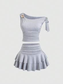 Sweetra طقم موضة صيفي للنساء يتكون من ملابس علوية كتف مطوية مزينة بزهور معدنية وتنورة متوسطة الطول مزينة بكشكشة الذيل - رمادي فاتح - مشاهدة 3