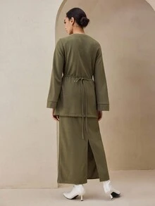 Graceveil Bộ 2 món áo dài cổ tròn thắt eo màu xanh ô liu đính nút hoa hồng ánh kim xẻ tà và chân váy thẳng cho nữ - Màu xanh Ô liu - Xem 2