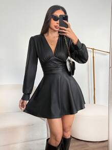 SHEIN PETITE 2024 节日新年情人节优雅黑色 PU V 领荷叶边长袖大码女式百搭连衣裙，迷你长度适合春秋季