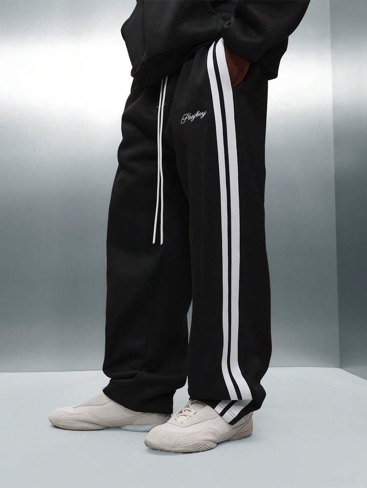 PLAYBOY X SUMWON 사이드 스트라이프가 있는 와이드 레그 드롭 크로치 조거 팬츠