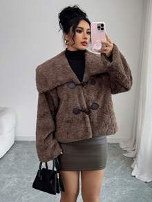Modelyn Veste courte décontractée de couleur café avec col en fausse fourrure et boutons en corne, vêtement