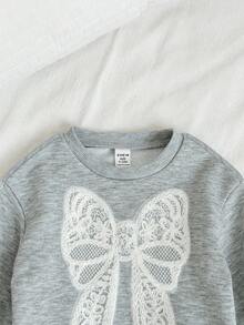 SHEIN 女婴休闲可爱蝴蝶结后背圆领长袖蕾丝花边卫衣和蕾丝花边喇叭裤，适合秋冬季日常休闲穿着 - 淺灰色 - 查看 6