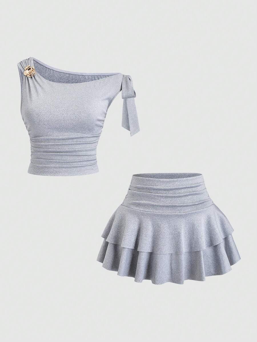 Sweetra طقم موضة صيفي للنساء يتكون من ملابس علوية كتف مطوية مزينة بزهور معدنية وتنورة متوسطة الطول مزينة بكشكشة الذيل - رمادي فاتح - مشاهدة 1