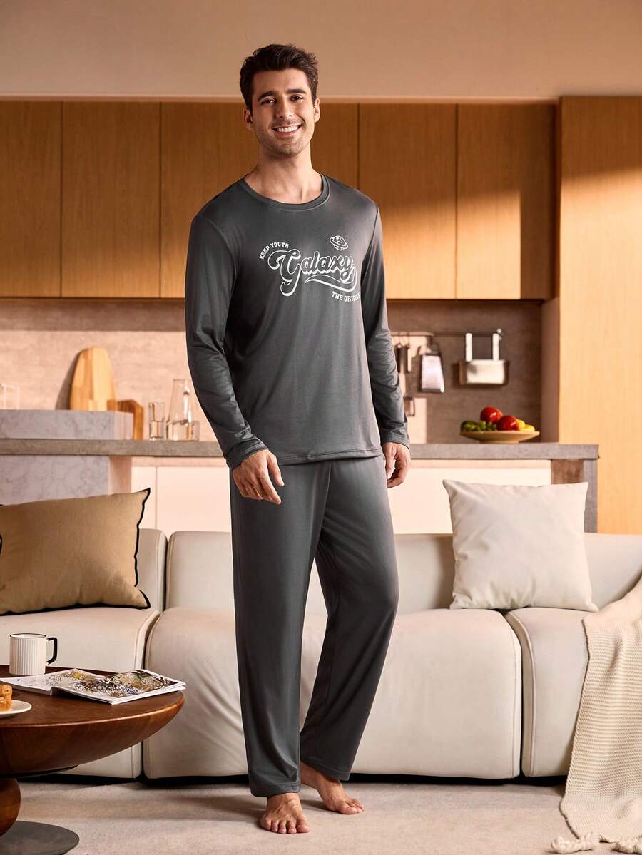 Manfinity Underwear&Sleepwear Basics Ensemble de pyjama homme confortable et décontracté avec Top à manches longues col rond imprimé lettres gris foncé et pantalon. Vêtements d'automne et d'hiver - Gris foncé - Voir 1