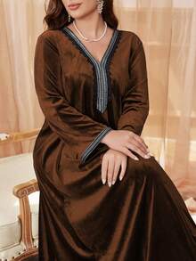 Al Najma 大码女式休闲天鹅绒 V 领蕾丝边长袖宽松连衣裙，适合秋冬季，休闲适中的长款 Jalabiya 阿拉伯连衣裙，适合日常休闲 - 棕色 - 查看 3