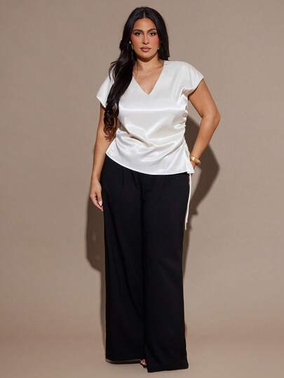 SHEIN BAE 大码女士纯色缎面V领褶皱夏季优雅上衣，适合夏季、冬季、秋冬季穿着，也可作为万圣节、圣诞节、新年、感恩节、派对、性感夜店、婚礼宾客等场合的优雅上衣。