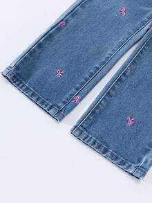 SHEIN 年轻女孩牛仔裤，秋冬新款时尚可爱街头风格蝴蝶结刺绣宽松直筒牛仔裤 - 中等水洗藍 - 查看 5