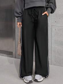 少女休闲时尚街头风侧边白色撞色拼接前中心印花黑色运动裤，适合秋冬季日常穿着、街头风、居家穿着。黑色宽松裤，Emo风格，宽松舒适，适合新年、日常穿着、庆祝活动、秋冬季穿着，方便叠穿，时尚百搭。 - 黑色 - 查看 3
