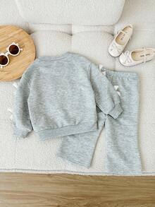 SHEIN 女婴休闲可爱蝴蝶结后背圆领长袖蕾丝花边卫衣和蕾丝花边喇叭裤，适合秋冬季日常休闲穿着 - 淺灰色 - 查看 2