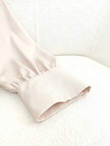 Franclia Elegante vestido de mujer para otoño/invierno de tela mate color caqui con cintura ceñida, cuello con volantes, mangas largas, decoración de perlas en los hombros, y cremallera invisible lateral - Albaricoque - Ver 5