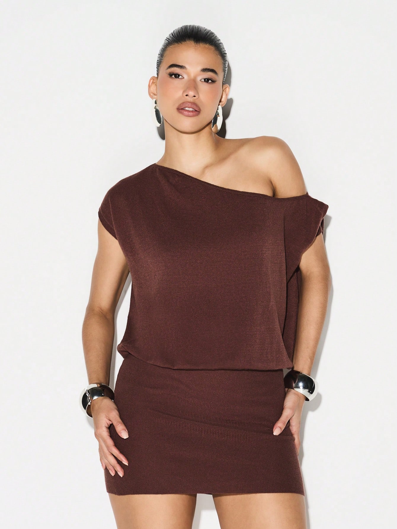 KIZN Schulterfreies, asymmetrisches Mini-Strickkleid