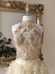 Lovelzi 优雅香槟色串珠刺绣手工钻石羽毛装饰短款露背鸡尾酒礼服 - 杏色 - 查看 2