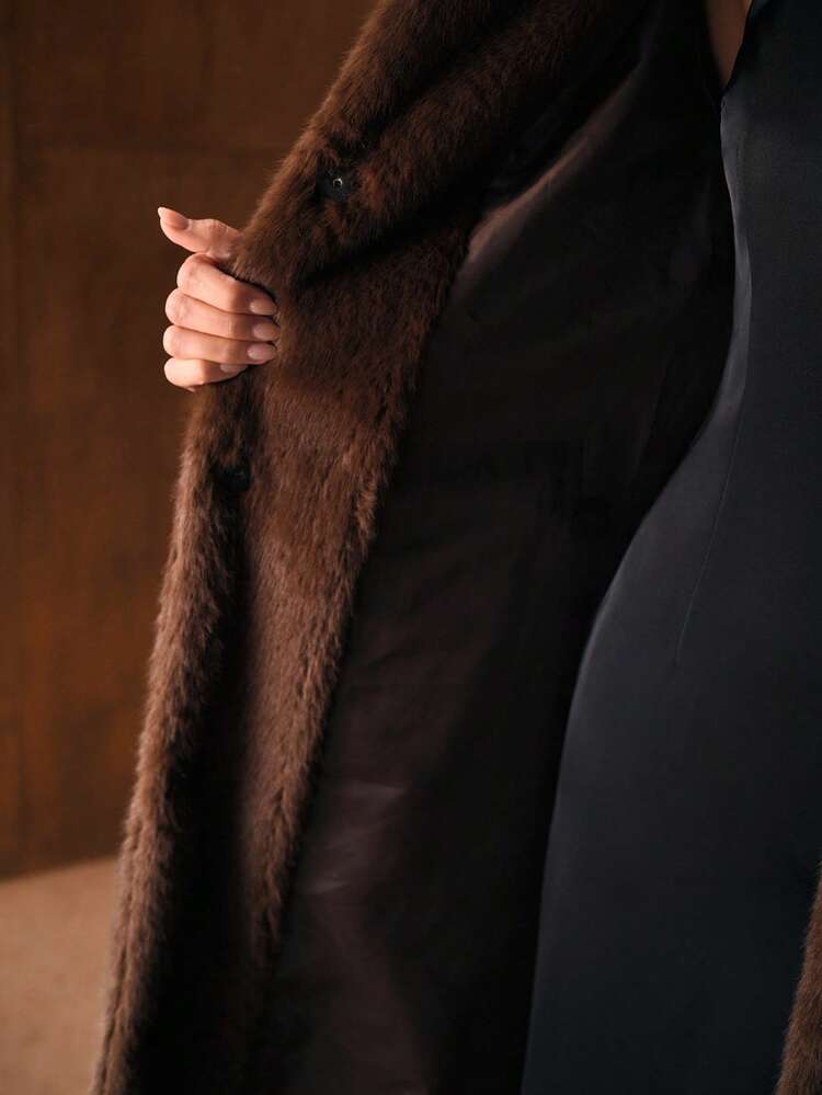 Elegante cappotto lungo con maniche lunghe, cintura in vita e colletto in pelliccia sintetica, adatto per l'autunno/inverno