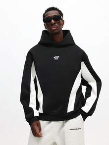 SUMWON 常规款套头连帽衫，撞色拼接设计，中央口袋，打造休闲街头风。 - 黑色 - 查看 5