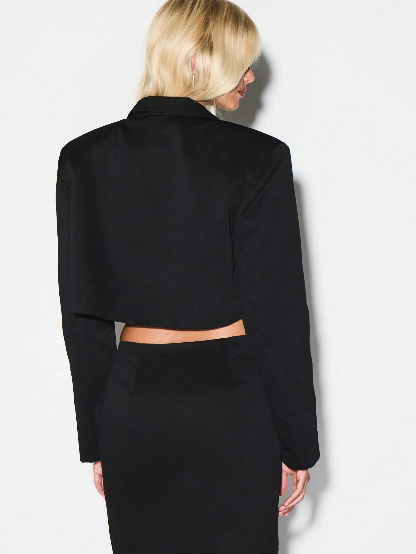 KIZN Blazer nero corto con scollo a V profondo