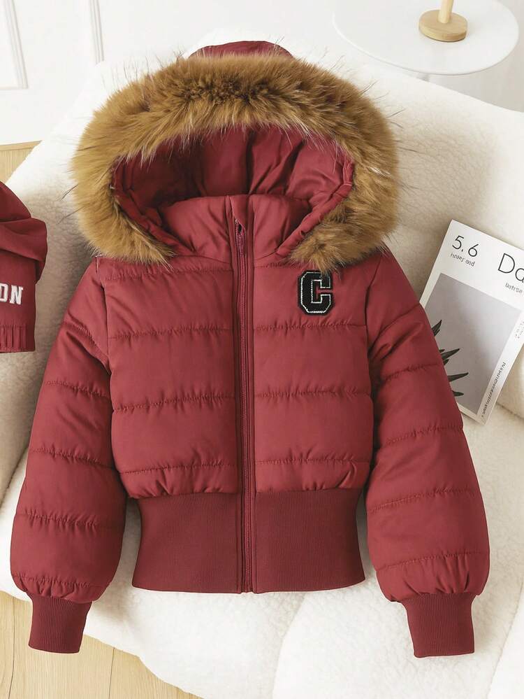 SHEIN Explorewe Áo khoác dày có mũ trùm đầu thường ngày cho bé gái, cổ lông màu nâu, logo thêu trước ngực, bo gấu tay và gấu áo, túi xéo, thích hợp khi đi mua sắm, đi bộ, đi học, đi làm, du lịch, có thể kết hợp với áo len, áo dài tay, quần dài - Màu Đỏ Sâu - Xem 6