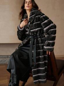 GENKIRA Abrigo de piel sintética de invierno 2025, con elegante patrón de rayas degradadas, chaqueta de piel sintética de mapache de moda sofisticada para mujeres - Gris Oscuro - Ver 1
