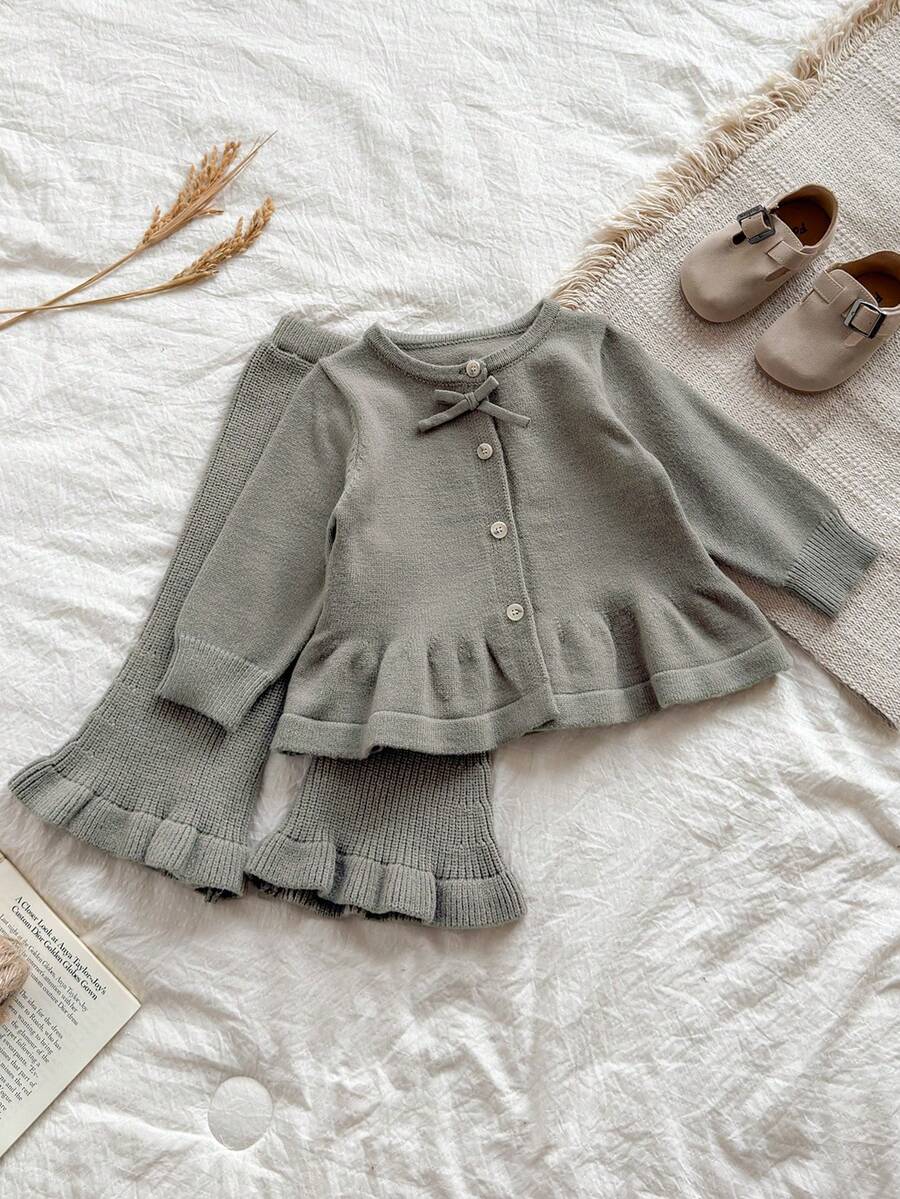 SHEIN Vintaside Kids 2件組女嬰針織毛衣與喇叭褲套裝,鼠尾草綠,秋季優雅款,親子搭配長袖開襟衫與荷葉邊褲腳長褲,女嬰服飾 - 綠色 - 查看 1