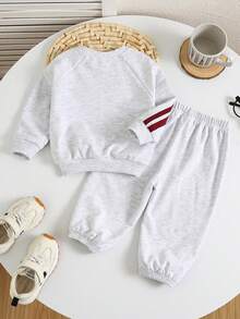 SHEIN 2 pièces/Set sweat-shirt à manches longues et pantalon de jogging pour tout-petits/bébés garçons/filles, automne/hiver. Tenue de base confortable et décontractée, style sportif. Convient pour l'intérieur, l'extérieur, le quotidien, les sports, les jeux, les fêtes, les séances photo, les vacances, les festivals, les survêtements, le streetwear, la rentrée scolaire - Multicolore - Voir 2