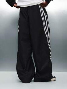 PLAYBOY X SUMWON 阔腿运动裤，带侧条纹和品牌标志印花，适合休闲街头服饰冬季舒适家居服 - 黑色 - 查看 2