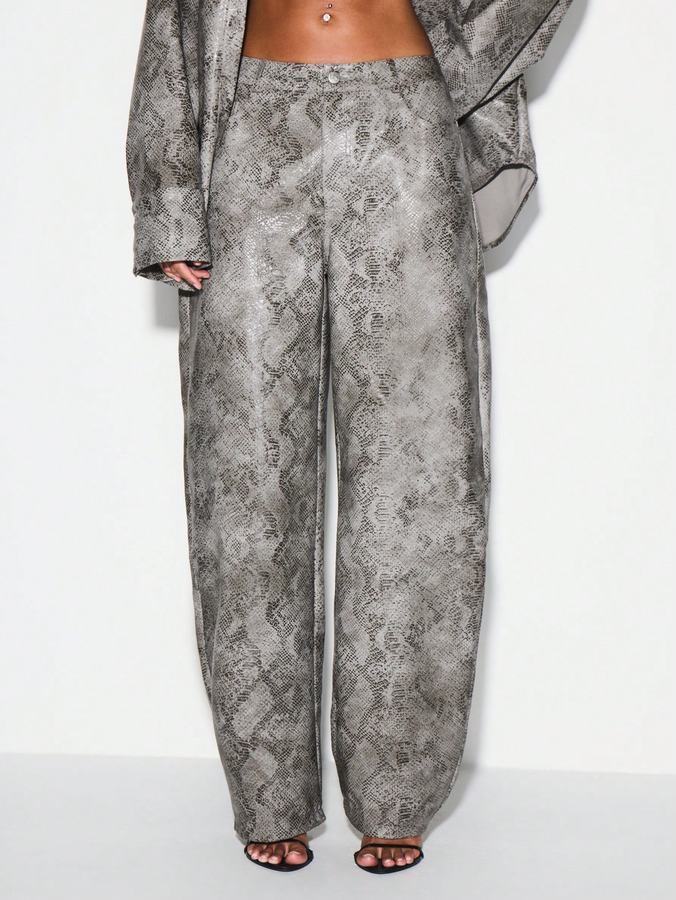 KIZN Pantalon droit en similicuir à imprimé serpent