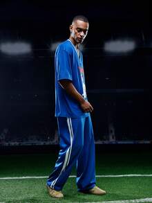 Captain Tsubasa X SHEIN 男士休闲肖像图案 V 领短袖 T 恤和裤子套装，夏季 - 寶藍色 - 查看 4