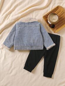 SHEIN Vintaside Kids 男婴羊毛领牛仔夹克和黑色裤子两件套，奶油蓝色羊羔绒衬里冬季夹克+裤子，秋冬百搭装 - 藍色 - 查看 2