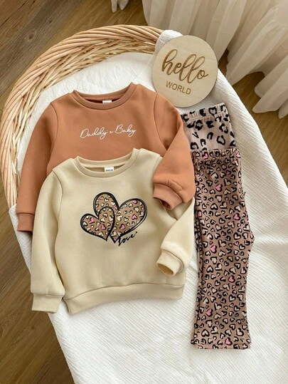 买3送1 4件套可爱宝宝女孩休闲简约可爱搭配简单字母和心豹纹圆领卫衣和紧身喇叭豹纹长裤多件套适合生日派对、晚会、演出、婚礼、洗礼、适合日常使用、适合旅行、适合秋冬
