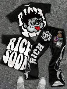 SHEIN 青少年男孩休闲酷炫卡通人物印花，“Rich Soon”文字印花圆领 T 恤上衣、钱包和火焰印花喇叭裤 2 件套，适合夏季、街头服饰、摇滚音乐、优雅休闲 - 彩色 - 查看 1